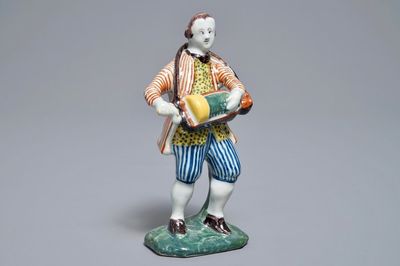 Een polychrome Delftse figuur van een draailierspeler, 18e eeuw
