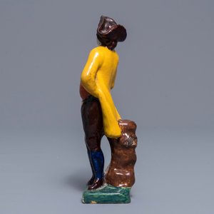 Een polychrome Delftse figuur van een edelman, ca. 1800 — foto 2