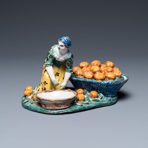 Een polychrome Delftse figuur van een fruitverkoopster met een kleine terrine, 18e eeuw — foto 1