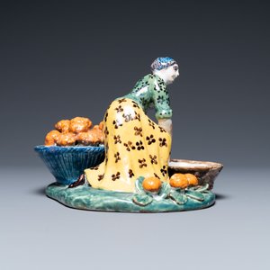 Een polychrome Delftse figuur van een fruitverkoopster met een kleine terrine, 18e eeuw — foto 6