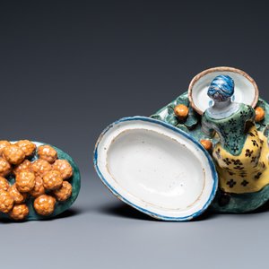 Een polychrome Delftse figuur van een fruitverkoopster met een kleine terrine, 18e eeuw — foto 7