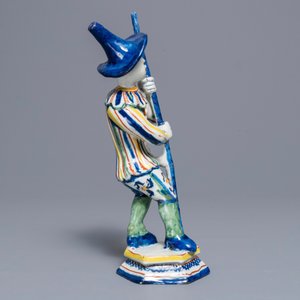 Een polychrome Delftse figuur van een gondelier uit de Commedia dell'arte, 18e eeuw — foto 5