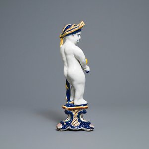 Een polychrome Delftse figuur van een jongen, allegorie van de lente, 18e eeuw — foto 4