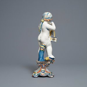 Een polychrome Delftse figuur van een jongen, allegorie van de winter, 18e eeuw — foto 3