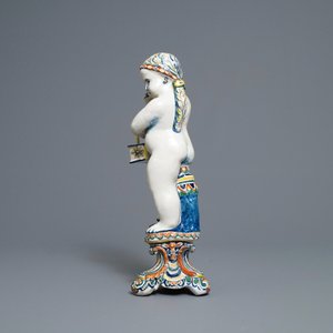 Een polychrome Delftse figuur van een jongen, allegorie van de winter, 18e eeuw — foto 4