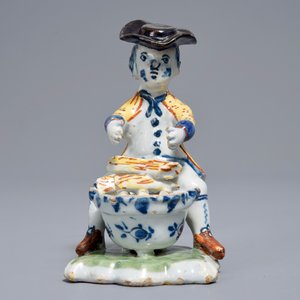 Een polychrome Delftse figuur van een man bij een stoofje, 18e eeuw — foto 2