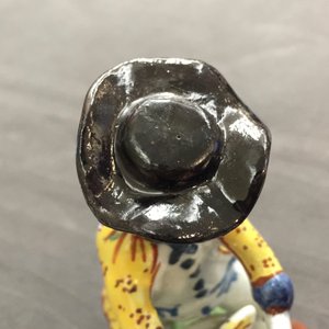 Een polychrome Delftse figuur van een man bij een stoofje, 18e eeuw — foto 8