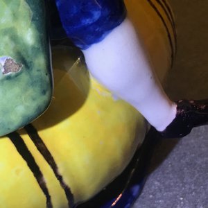 Een polychrome Delftse figuur van een man op een ton, 18e eeuw — foto 13
