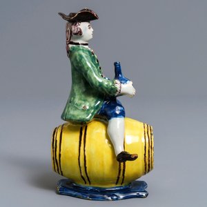 Een polychrome Delftse figuur van een man op een ton, 18e eeuw — foto 3
