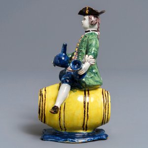 Een polychrome Delftse figuur van een man op een ton, 18e eeuw — foto 5
