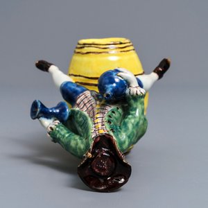 Een polychrome Delftse figuur van een man op een ton, 18e eeuw — foto 7