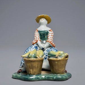 Een polychrome Delftse figuur van een meloenverkoopster, 18e eeuw — foto 2