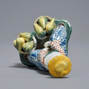 Een polychrome Delftse figuur van een meloenverkoopster, 18e eeuw — foto 7