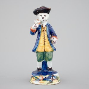 Een polychrome Delftse figuur van een visverkoper, 18e eeuw — foto 1