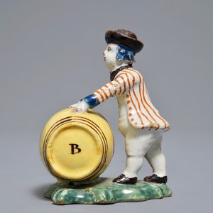 Een polychrome Delftse figuur van een wijnhandelaar, 18e eeuw — foto 5