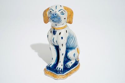 Een polychrome Delftse figuur van een zittende hond, 18e eeuw