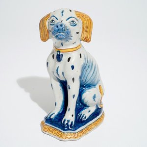 Een polychrome Delftse figuur van een zittende hond, 18e eeuw — foto 1