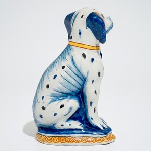 Een polychrome Delftse figuur van een zittende hond, 18e eeuw — foto 4