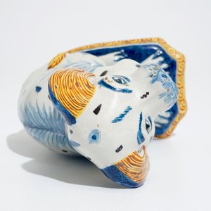 Een polychrome Delftse figuur van een zittende hond, 18e eeuw — foto 7