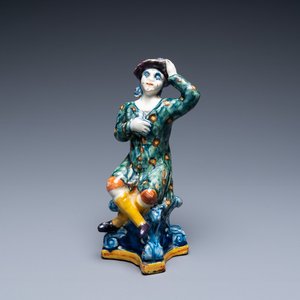 Een polychrome Delftse figuur van een zittende man, 18e eeuw — foto 1