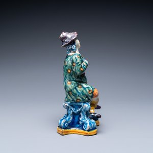 Een polychrome Delftse figuur van een zittende man, 18e eeuw — foto 3
