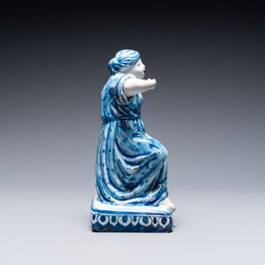 Een polychrome Delftse figuur van een zittende man en een blauw-witte van een zittende dame, 18e eeuw — foto 11