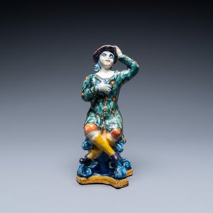 Een polychrome Delftse figuur van een zittende man en een blauw-witte van een zittende dame, 18e eeuw — foto 3