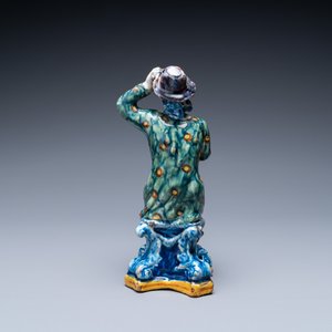 Een polychrome Delftse figuur van een zittende man en een blauw-witte van een zittende dame, 18e eeuw — foto 5