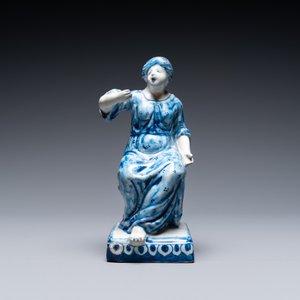 Een polychrome Delftse figuur van een zittende man en een blauw-witte van een zittende dame, 18e eeuw — foto 10