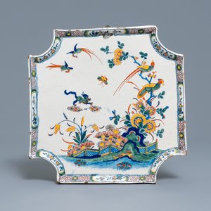 Een polychrome Delftse gecontourneerde vierkante plaquette met Kakiemon-stijl decor, 1e helft 18e eeuw — foto 1