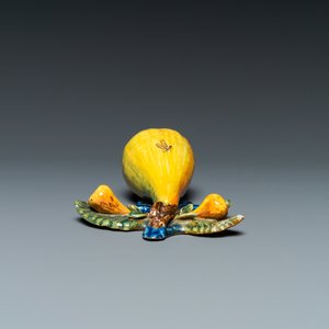 Een polychrome Delftse groep met drie peren, 18e eeuw — foto 5