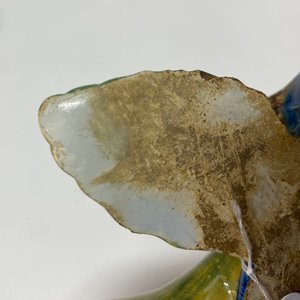 Een polychrome Delftse groep met drie peren, 18e eeuw — foto 7