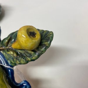 Een polychrome Delftse groep met drie peren, 18e eeuw — foto 8