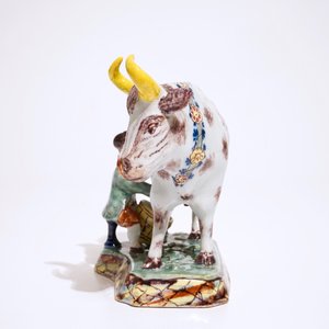 Een polychrome Delftse groep van een koe met melker, 18e eeuw — foto 3