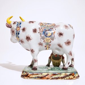 Een polychrome Delftse groep van een koe met melker, 18e eeuw — foto 4