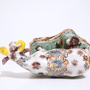 Een polychrome Delftse groep van een koe met melker, 18e eeuw — foto 7