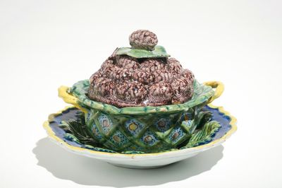 Een polychrome Delftse jampot met bramen op onderschotel, 18e eeuw