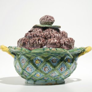Een polychrome Delftse jampot met bramen op onderschotel, 18e eeuw — foto 3