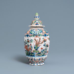 Een polychrome Delftse kasjmier dekselvaas, 18e eeuw — foto 1