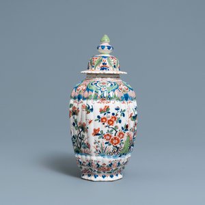 Een polychrome Delftse kasjmier dekselvaas, 18e eeuw — foto 4