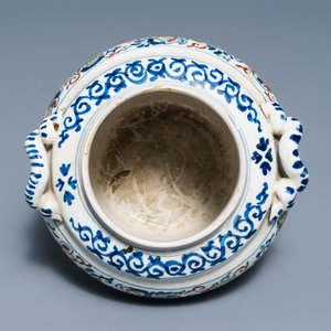 Een polychrome Delftse kasjmier palet pot met getorste oren, Engeland, 1e kwart 18e eeuw — foto 5