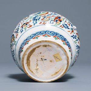 Een polychrome Delftse kasjmier palet pot met getorste oren, Engeland, 1e kwart 18e eeuw — foto 6