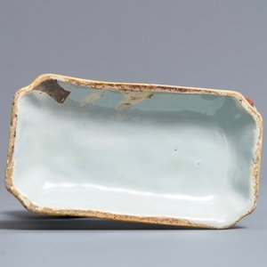 Een polychrome Delftse koe op basis met kikkers, 18e eeuw — foto 7