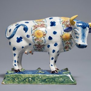 Een polychrome Delftse koe op basis met kikkers, 18e — foto 1