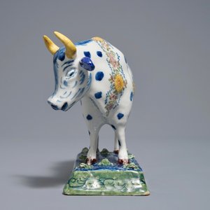 Een polychrome Delftse koe op basis met kikkers, 18e — foto 2