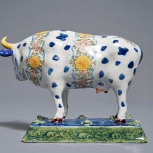 Een polychrome Delftse koe op basis met kikkers, 18e — foto 3