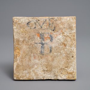 Een polychrome Delftse kwadraattegel met een dromedaris, ca. 1600 — foto 2