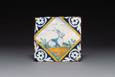Een polychrome Delftse kwadraattegel met een haas, ca. 1600