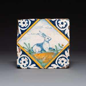 Een polychrome Delftse kwadraattegel met een haas, ca. 1600 — foto 1