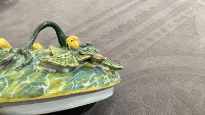 Een polychrome Delftse meloenvormige dekselterrine op bladvormige onderschotel, 18e eeuw — foto 5